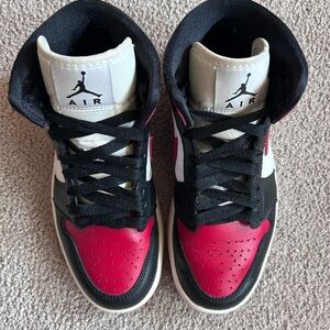 Nike Jordan’s retro high, red toe, bread toe, Size 6.5 men’s/kids